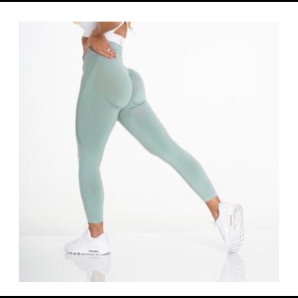 NVGTN Seamless Sage Green Leggings Size M